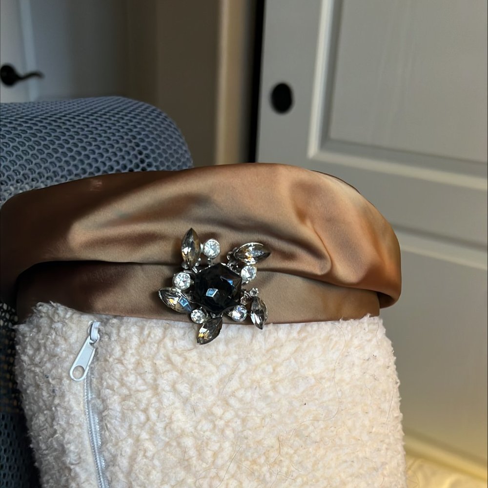 Joseph Magnin Vintage women's hat w removeable Broach